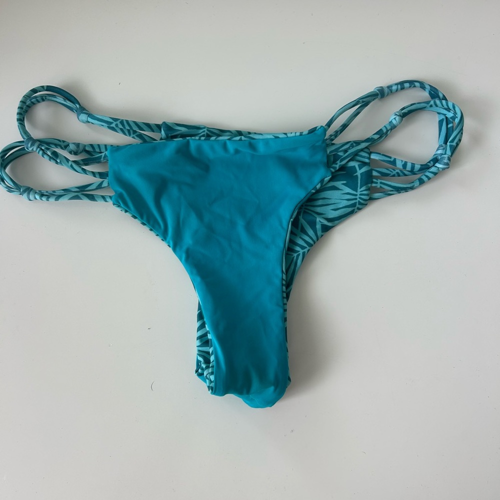 Moana bikini reversible bottoms size medium
